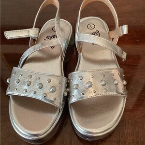 Art Class Young Girl Silver Platform Sandals Pearl and Silver Stud Accents Size